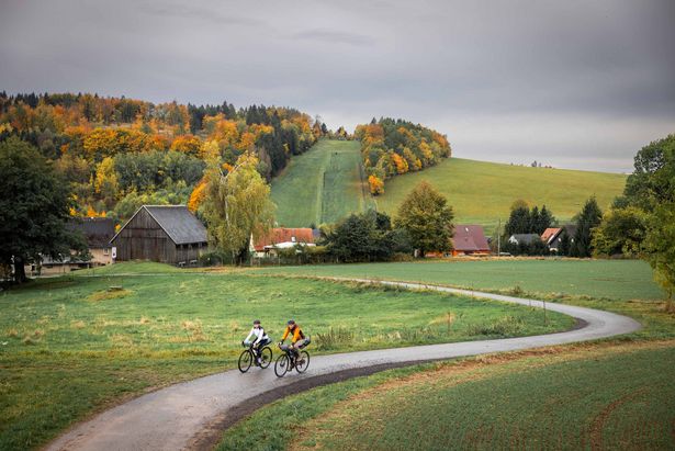 Gravelbiker auf dem RockHead in Rugiswalde, im Hintergrund der Skihang