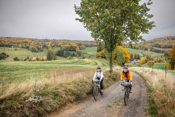 Zwei RockHead-Radfahrer graveln am Schönbacher Berg bei Sebnitz