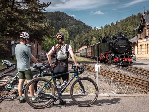 Zwei Gravelbiker an der Zittauer Schmalspurbahn