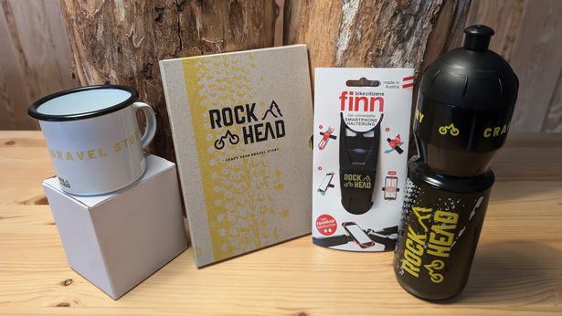 Das RockHead Starterpaket besteht u.a. aus einer Emailletasse, Trinkflasche, Handyhalterung und umfangreichem Infomaterial.