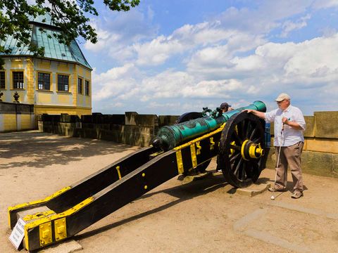 ein blinder Besucher tastet eine Kanone auf der Festung Königstein 