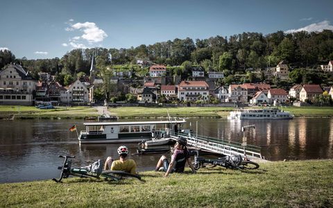 Zwei RockHead-Gravelbiker machen Pause in Stadt Wehlen an der Elbe